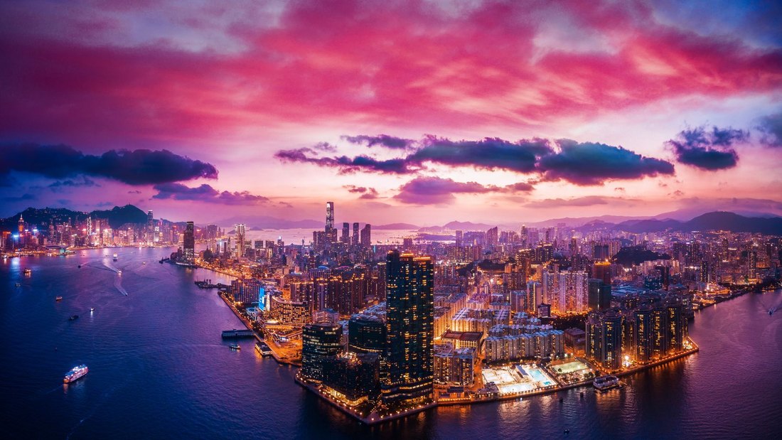 日落時分的香港天際線及維多利亞港